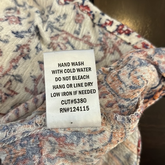 Womens patterned sleeveless top with button on back. Elodie Size M - Picture 9 of 9